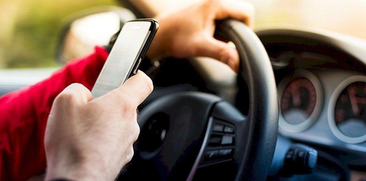 Multas por usar el celular al volante: también aplican con el auto detenido