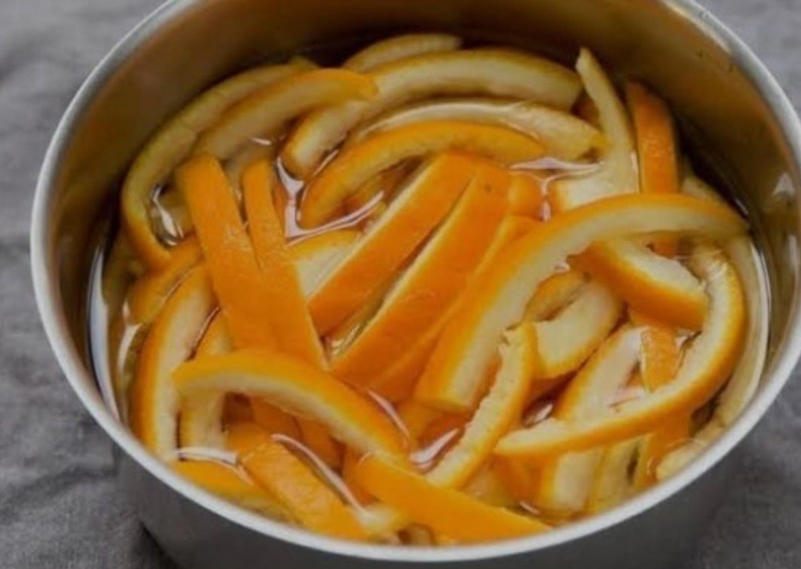 Para qué sirve hervir cáscaras de naranja con vinagre y por qué recomiendan hacerlo